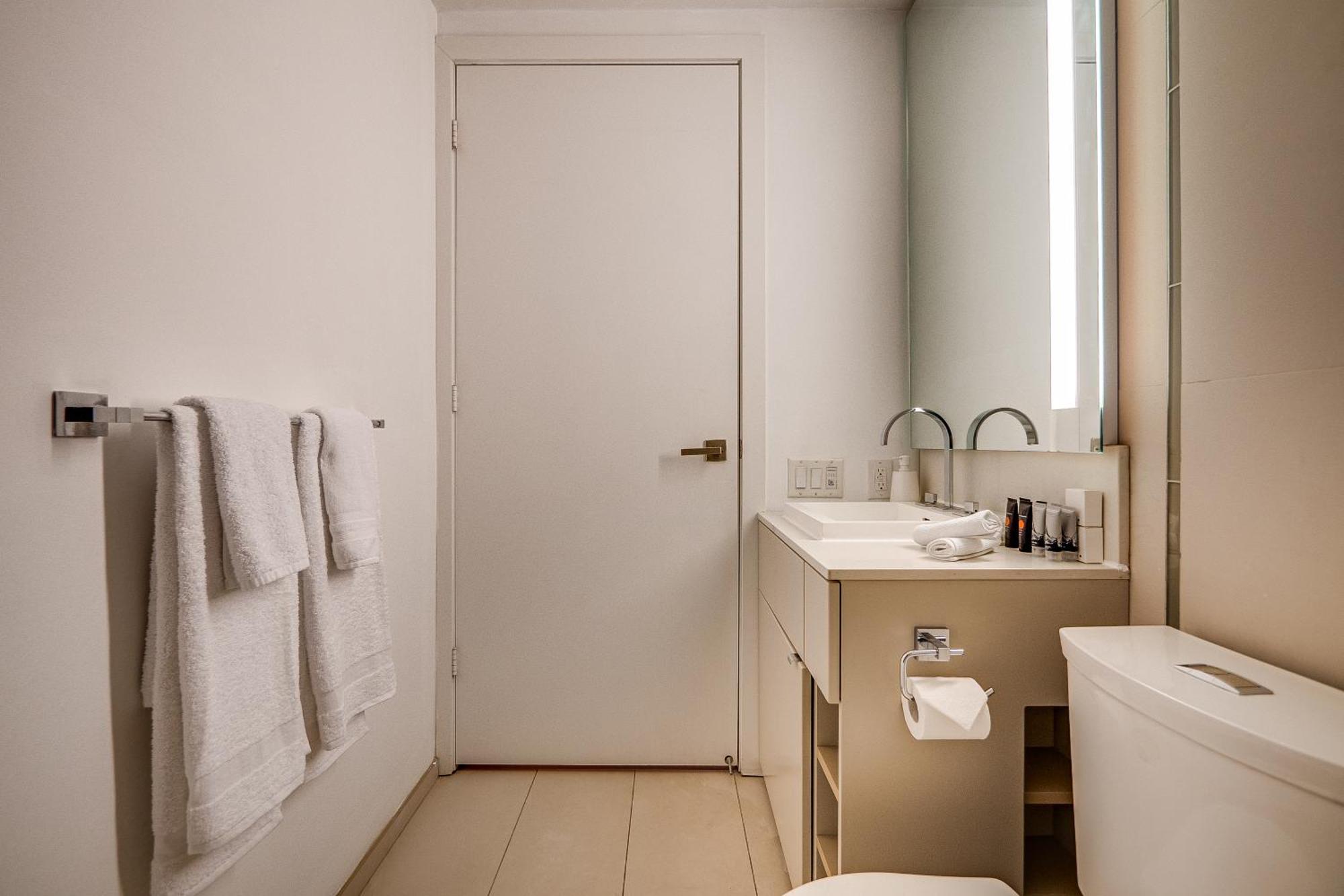 Modern Suite On Peter St - City View Toronto Eksteriør bilde